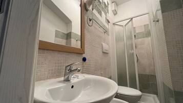 Haartrockner, HandtĂŒcher, Seife, Toilettenpapier