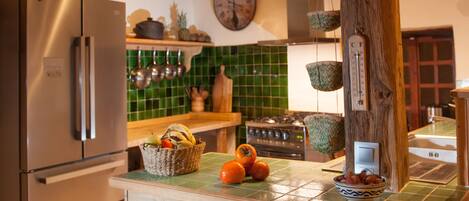 Batterie de cuisine, vaisselle et ustensiles