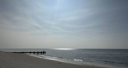 Newly renovated cottage less than two blocks from the beach