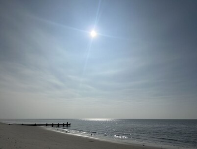 Newly renovated cottage less than two blocks from the beach