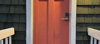 Newly renovated cottage less than two blocks from the beach