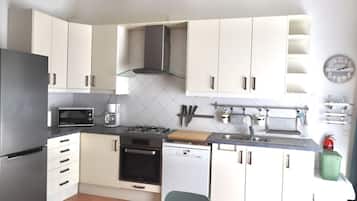 Een koelkast, een microgolfoven, een oven, een kookplaat