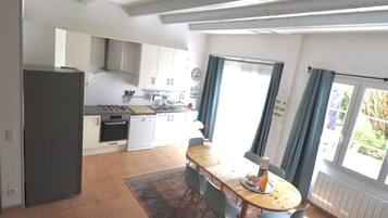 Een koelkast, een microgolfoven, een oven, een kookplaat