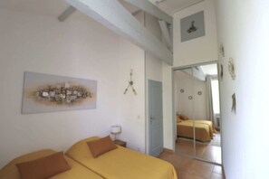 3 bedrooms, iron/ironing board, Internet, bed sheets - Gîte 4/5 Personnes Dans un Mas Languedocien Avec Piscine et Jacuzzi (Saint-Just)