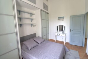 3 slaapkamers, een strijkplank/strijkijzer, internet, beddengoed