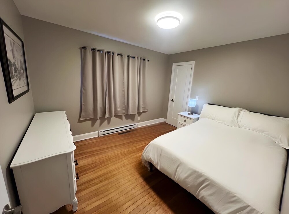 Dog Friendly, Fenced Yard with pond, Arcade/Bar room, Lake Views, 3 bedrooms Fletchers Lake Vrbo