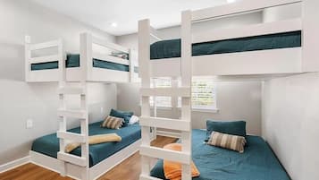 8 habitaciones, tabla de planchar con plancha y cuna de viaje