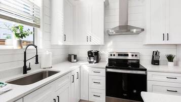 Refrigerador, microondas, horno y parrilla de estufa