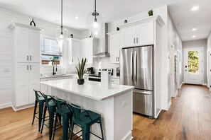 Een koelkast, een microgolfoven, een oven, een kookplaat