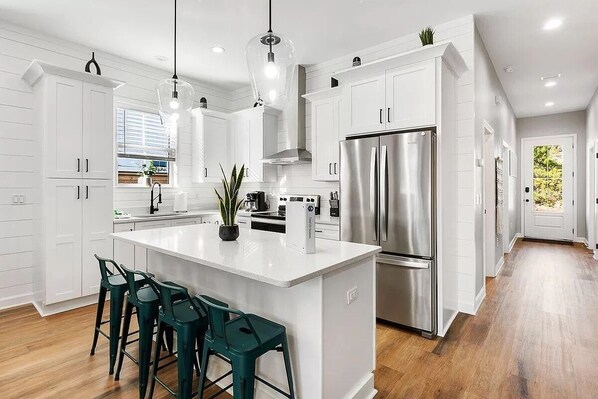 ثلاجة، ميكروويف، فرن، موقد طهي مسطح