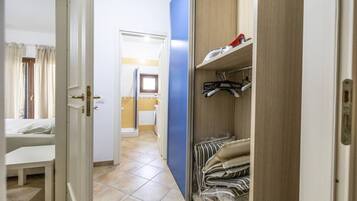 Schreibtisch, BĂŒgeleisen/BĂŒgelbrett, WLAN, BettwĂ€sche