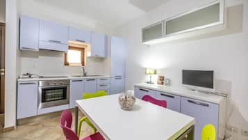 Kühlschrank, Ofen, Herdplatte, Wasserkocher mit Kaffee-/Teezubehör