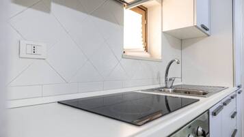 Refrigerador, horno, parrilla de estufa y cafetera y tetera