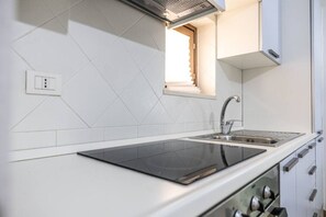 Fridge, oven, stovetop, coffee/tea maker