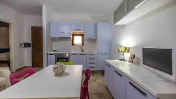 Kühlschrank, Ofen, Herdplatte, Wasserkocher mit Kaffee-/Teezubehör