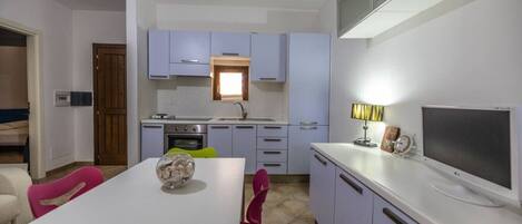 Réfrigérateur, four, plaque de cuisson, cafetière/bouilloire