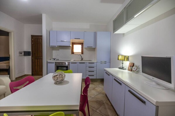 Fridge, oven, stovetop, coffee/tea maker