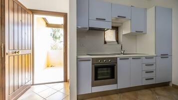 Fridge, oven, stovetop, coffee/tea maker