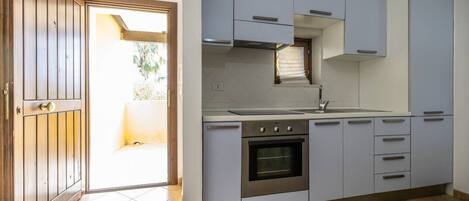 Fridge, oven, stovetop, coffee/tea maker