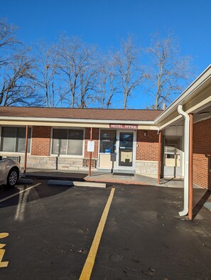 Front of property - BEST WAY INN (Bridgeton)