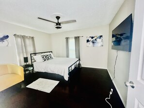 3 bedrooms, iron/ironing board, WiFi, bed sheets - Cozy 3BR Home, Huge Yard, 65" TV (North Richland Hills)