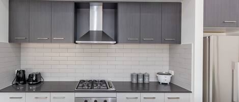 ثلاجة، ميكروويف، فرن، موقد طهي مسطح