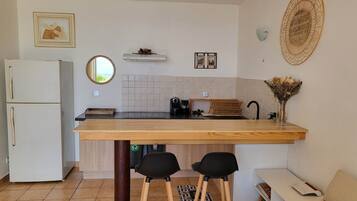 Réfrigérateur, micro-ondes, plaque de cuisson, cafetiÚre/bouilloire