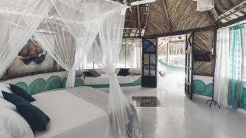 1 غرفة نوم وأغطية فراش متميزة وخزنة داخل الغرفة وبديكورات فريدة لكل غرفة