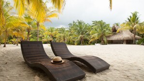 Private beach, white sand, sun loungers, beach towels - Playa Koralia (Santa Marta)