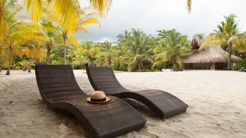 شاطئ خاص، رمال بيضاء، كراسي للتشمس، مناشف للشاطئ