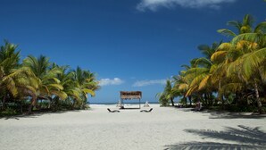 Private beach, white sand, sun loungers, beach towels - Playa Koralia (Santa Marta)