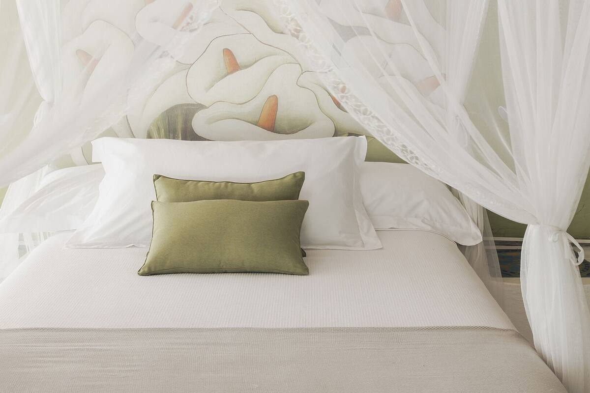 Premium bedding, in-room safe, individually decorated