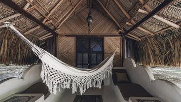 1 غرفة نوم وأغطية فراش متميزة وخزنة داخل الغرفة وبديكورات فريدة لكل غرفة