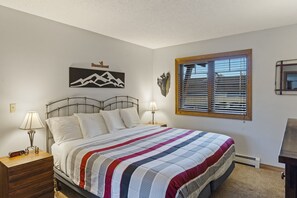 2 bedrooms, free WiFi, bed sheets - Winter Shuttle! Pool & Hot Tubs! Walk to Gondola! (Steamboat Springs)