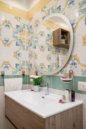 Ducha, secador de pelo, bidet, toallas