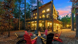 Een lodge met vuurkorf en terras.