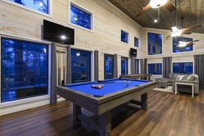 Game room - 4bdr with expansive game room and amenities for all! (Broken Bow)