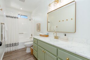 Hårtork, handdukar, tvål och schampo