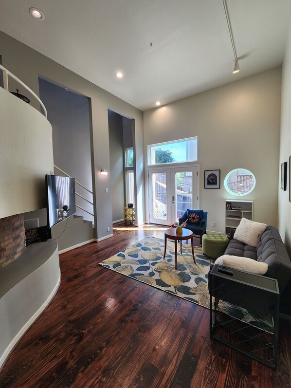 Casa, 2 quartos, para fumantes, sacada | Área de estar | Livros