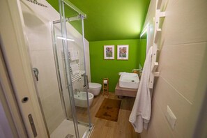 Douche, sèche-cheveux, bidet, serviettes fournies