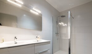 Een douche, gratis toiletartikelen, een haardroger, handdoeken