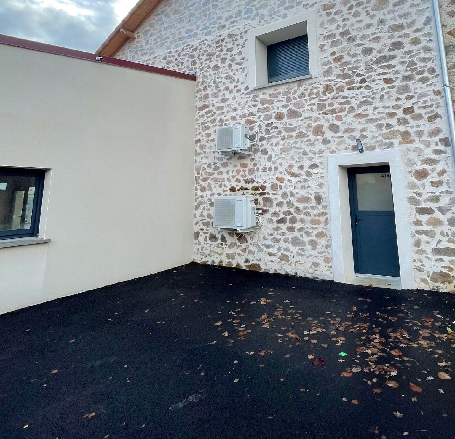 Un bâtiment doté d’une façade en pierre, d’une petite fenêtre et d’une porte portant le numéro 418.