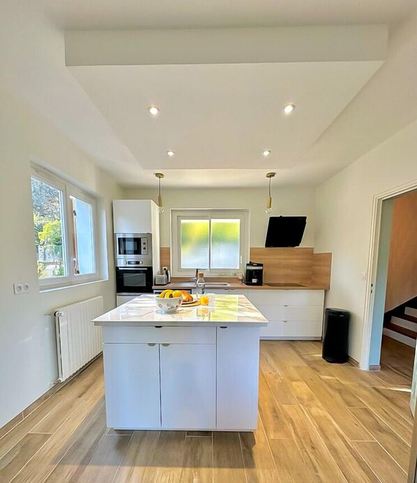 Fridge, microwave, oven, stovetop