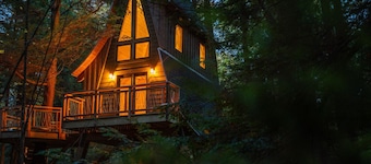 Peaceful Pines Luxury Treehouse
