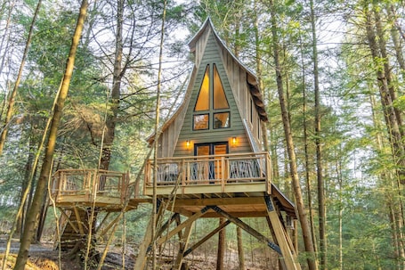 Exterior. Peaceful Pines Luxury Treehouse