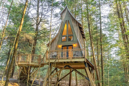 Peaceful Pines Luxury Treehouse