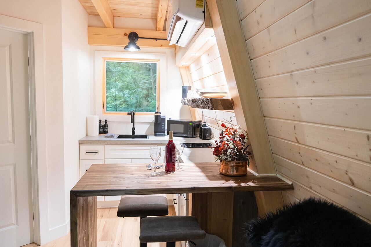 Kühlschrank, Mikrowelle, Herdplatte, Wasserkocher mit Kaffee-/Teezubehör