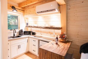Fridge, microwave, stovetop, coffee/tea maker - Peaceful Pines Luxury Treehouse (Lucinda)