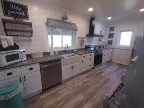 ثلاجة، ميكروويف، فرن، موقد طهي مسطح