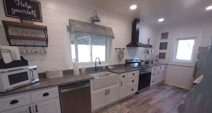Remodeled farmhouse, close to Moultrie, Thomasville and Valdosta!
